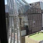 ベージュ アラン・デュカス 東京 - トイレ前から見えるビル