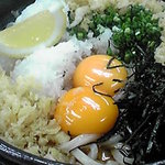 手打うどん くうかい - 味に飽きてはいけないと、抑揚付ける為に生玉子卵黄を２つﾄｯﾋﾟﾝｸﾞｗｗ