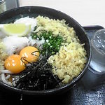 手打うどん くうかい - ぶっかけうどん特大（３玉）、生玉子卵黄のみ2個ﾄｯﾋﾟﾝｸﾞの図ｗｗ