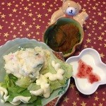 カフェ スペース - 日替わりランチのポテトサラダ、南瓜の煮物、デザートです。