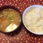 カフェ スペース - 日替わりランチのご飯、豚汁です。