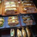 あずき茶屋 - 色んなパンが売られています♪