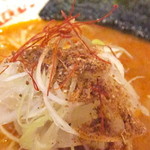 海老秀 - 海老秀辛味噌ラーメン　８００円　大盛サービスの糸唐辛子などのアップ　【　２０１５年４月　】