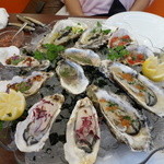 ビストロ ダイア - ダイア風牡蠣の饗宴。それぞれソースが違います。これで二人分の前菜ですよ
      ！！！