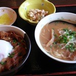 ゆ～ちゃん - ランチパスポートメニュー  豚丼ハーフとゆ～ちゃんラーメンセット  540円