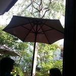 いかの墨 - 個室から見えるお庭(テラス席は人気の様子)