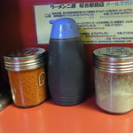 ラーメン二郎 - 卓上には醤油ダレあり!!!