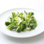 Green vegetable salad with honey vinaigrette dressing