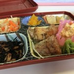 アゴおばさん弁当 - 鳥のバジル風味