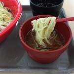 スガキヤ - つけ汁は２種類用意され、それぞれの味を食べ比べ出来ます、赤い器はさっぱり梅！黒い器はだし醤油のつけ汁です