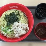 スガキヤ - ざるラーメン３９０円なり！赤いプラスチックの皿に笊が敷いてあり1.5倍の麺が盛ってある