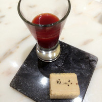 クイントカント - 赤いスープとフォアグラのウエハース