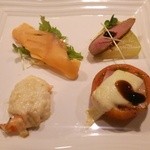 クワトロ - チーズフォンデュセットを注文しました。前菜は、サーモン、鴨、海老グラタン、トマトのオーブン焼きの4品。