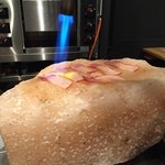 居酒屋　うお京 - クジラベーコン（調理中）