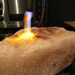 居酒屋　うお京 - クジラベーコン（調理中）