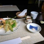 蕎麦 阿き津 - 先に天ぷらが配膳されました。彩りも香りも良い感じ。