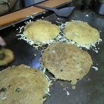 大きい鉄板で焼いてくれます