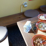 アイヅピーナツマート - イートインスペースは10席ほどあり