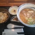 蕎麦屋やまぐち - 肉中華そば温+秋刀魚の炊き込みごはん