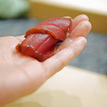 初音鮨 - ２８度に保温した赤身の握り（漬け）