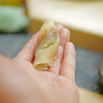 初音鮨 - ５日熟成のコハダの握り