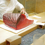 初音鮨 - １５３．４キロの赤身、大間の１本釣り生けじめの鮪