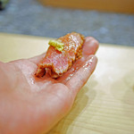 初音鮨 - カマシタトロの漬け握り（炙り）