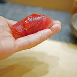 初音鮨 - ２８度に保温した赤身の握り