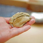 初音鮨 - 宮城県産真牡蠣（新物）の焼き牡蠣を使った握り