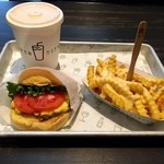 Shake Shack - 料理写真:バーガー＆チーズフライ＆SPシェイク！