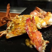 鉄板焼　利花苑 - オマール海老は先ほどまで活きていました。はさみの殻を丁寧に剥いてあります。包丁を少しづつあてて殻を割っていくのだそうです。