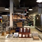 BLUE BOTTLE COFFEE - 奥にはロースタリー（焙煎所）も！