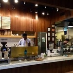 BLUE BOTTLE COFFEE - カウンターの雰囲気を！
