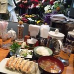 Furorisutokeithi - なんと！お花屋さんの中でごはんが頂けるんです！
                      お花を見ながら餃子〜(⋈◍＞◡＜◍)