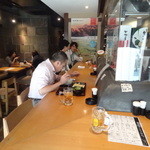 ウラニワ - 店内（右：カウンター席、左：テーブル席）（2015年9月来店）