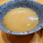 つじ田 - 2015/9/26  食べ終わるとカウンターへお願いします〜〜と言うとつけ汁を割ってもらえる〜〜（≧∇≦）