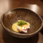 鶏料理ひとりひとり - お通し笹身のタタキとさえずりの酢味噌