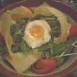 ぢどり長屋 - 長屋もりもりサラダ/ドームを割ると目玉焼