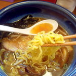 麺次郎 - さかな醤油ラーメン　箸上げ