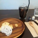 エランズカフェ - 山羊のチーズケーキとアイスコーヒー。