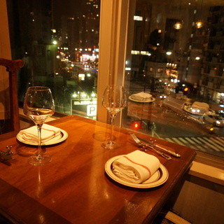 麻布十番の夜景が見えるテーブル席。個室も完備。