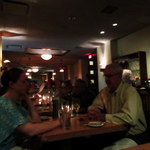 lagume - 満員の店内、皆さん楽しそうに食事しています。