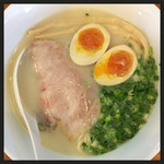 麺屋 菜々兵衛 - 鶏白湯 塩 + 煮玉子 ＝ ￥850円。
      とにかくスープが旨い、やや細直麺がスープに合っててイイ！