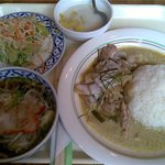 クルンテープ - ランチ950円(グリーンカレーと辛くないラーメン)