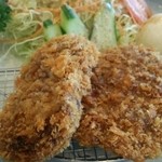 海辺の食卓 - メンチカツは予想外に肉々しい感じです。