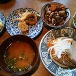 なが田真心ご飯 - 《再訪》本日の豪華メニュー。副菜のハーフ盛りを身につけました。