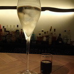 フィナンシェ - ジンジャエールに赤ワインをそそぐと