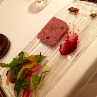 レストラン マノワ - 熟成鹿のテリーヌ長野県大島農園の季節野菜と共に★
                
                野菜はとってもカラフル！珍しいお野菜もあるし、盛り方も素敵です。
                鹿は初めて食べます！！
                中にピスタチオなどがはいっていて食感のアクセントになります。
                
                そのまま食べて鹿を味わうのもよし、すもものピュレをつけてもよし、岩塩、胡椒、粒マスタードをつけても美味しいです。