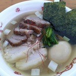 麺処ほん田 - 塩ラーメン（810円　チケット利用）+特製トッピング200円