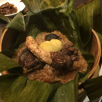 HongKongRoom GOUKA - 熊本産天然すっぽんと天然しめじのおこわ。一度すっぽんでスープを取ってから、スープでおこわを炊くという見た目からは想像もつかない緻密な工程。食感を出す為、ギリギリの火入れ調整をしている。
